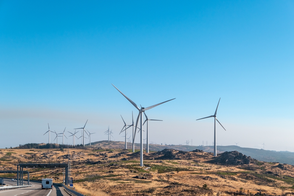 Aerogeradores industriais numa encosta seca do Alentejo — a escala do desenvolvimento proposto perto de Santiago do Cacém
